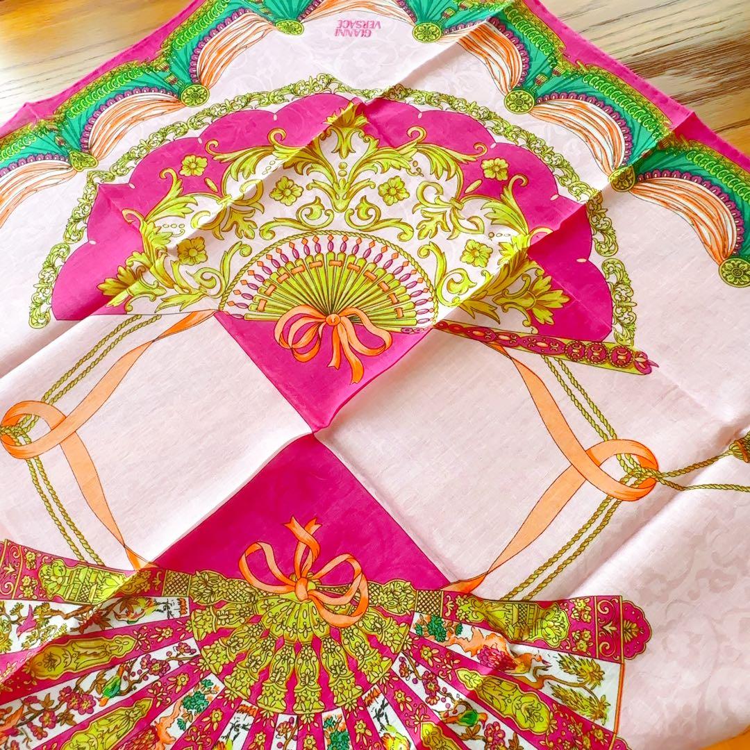 【新品】VERSACE 刺繍入り　アンティーク扇子柄　大判ハンカチ　ヴェルサーチ