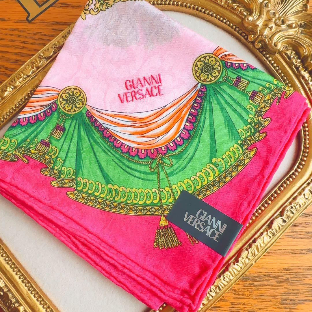 【新品】VERSACE 刺繍入り　アンティーク扇子柄　大判ハンカチ　ヴェルサーチ