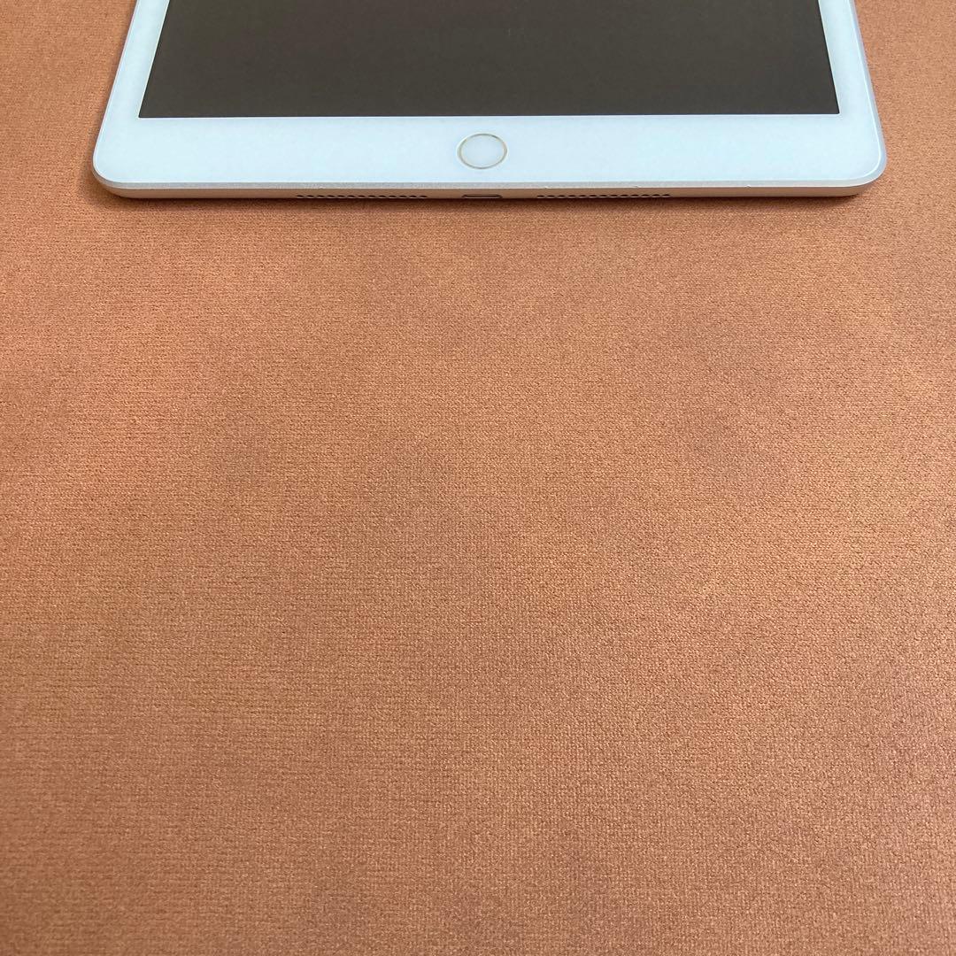 556 外観美品☆電池最良好☆iPad8 第8世代 32GB SIMフリー☆