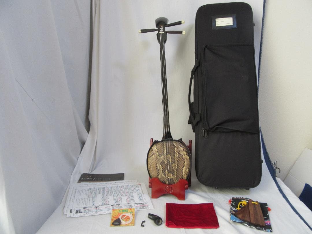 黒*〜様 三線 ケース 爪 楽譜 弦 ギターピック スタンド 初心者向けセット