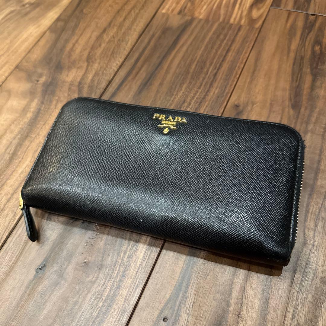 送料込み‼️PRADAフルジップ財布(ブラック)