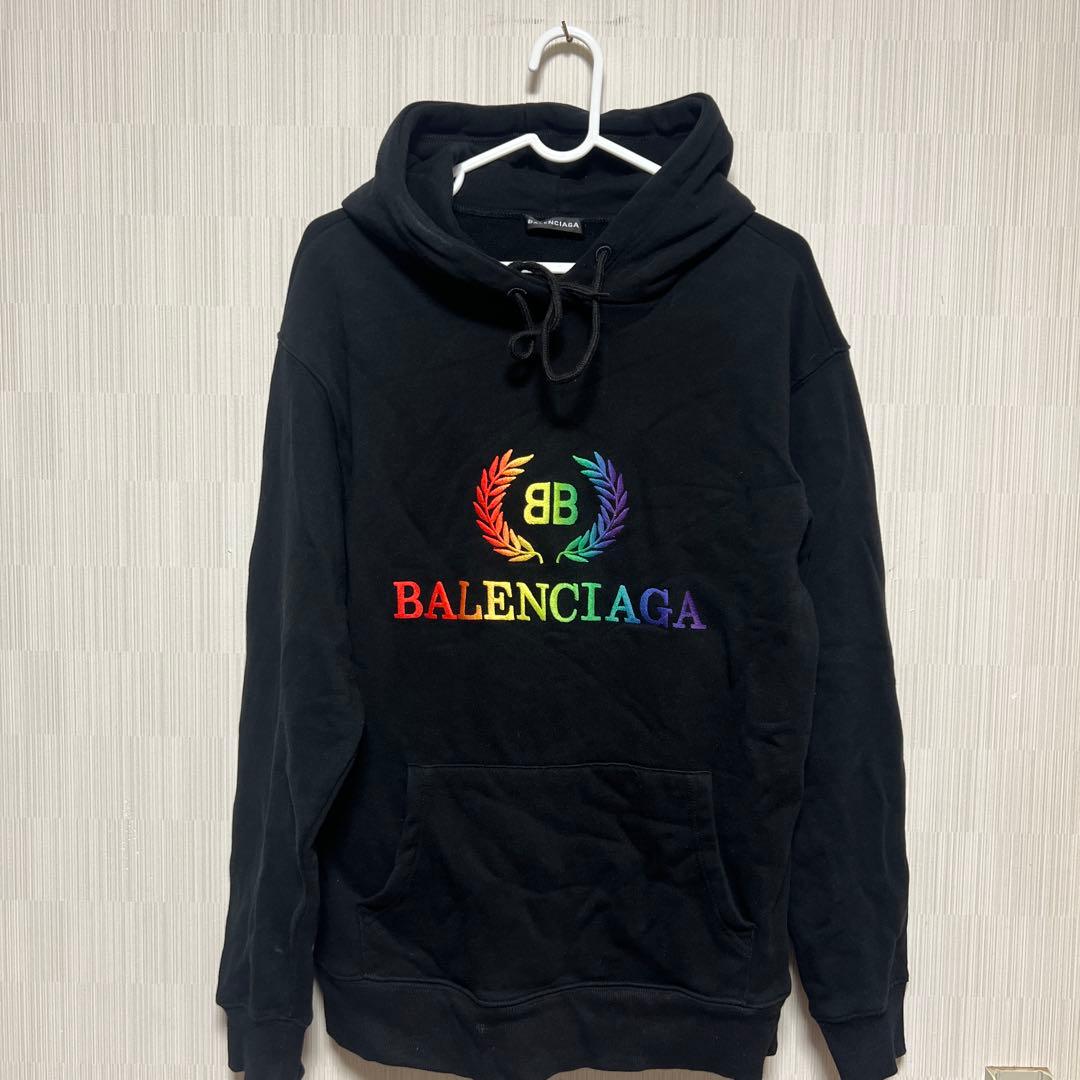 バレンシアガのパーカー年明けセール