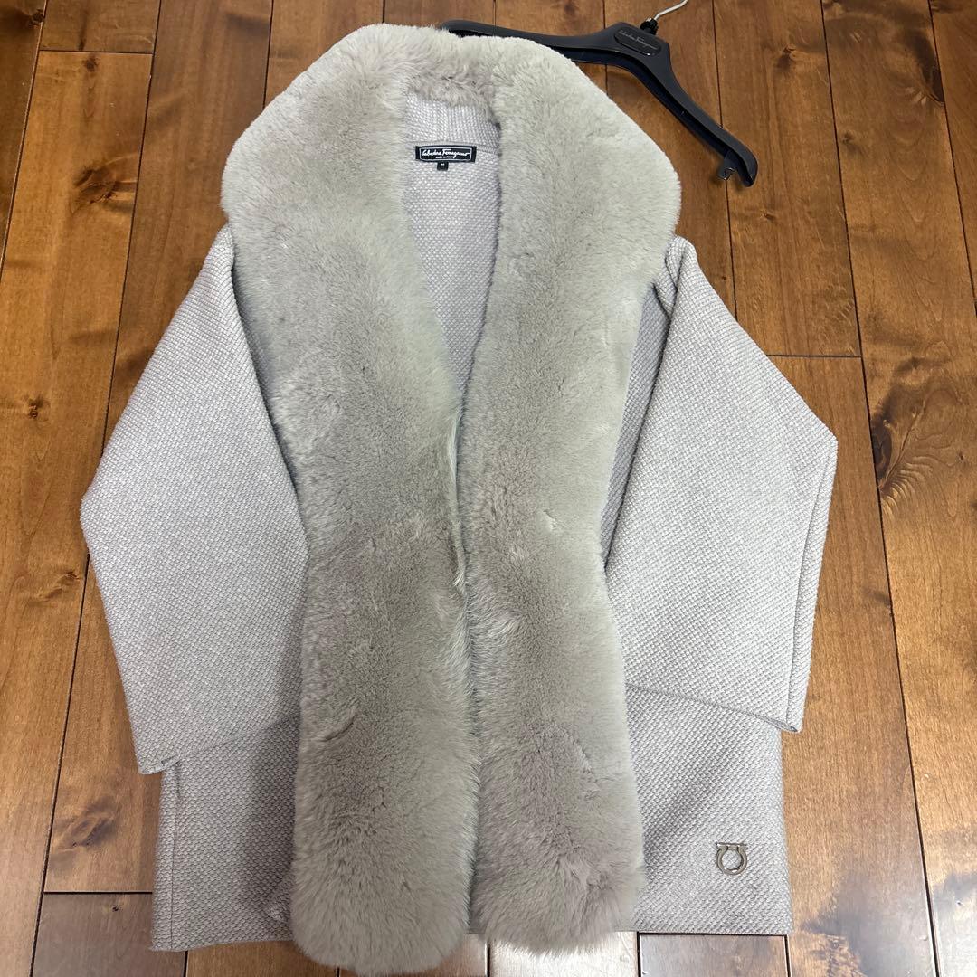 Salvatore Ferragamo ライトグレー ファーコート