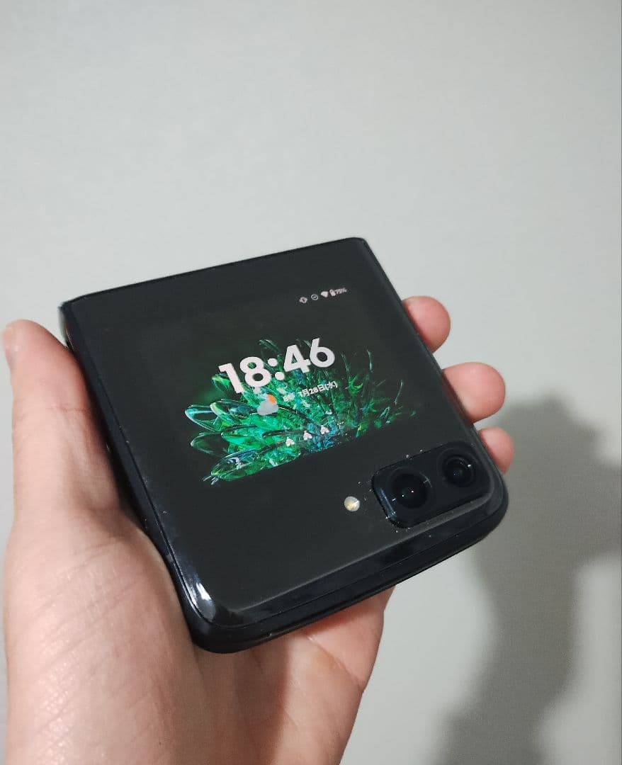 結構レア　motorola razr 2022 折りたたみスマホ 少し訳あり