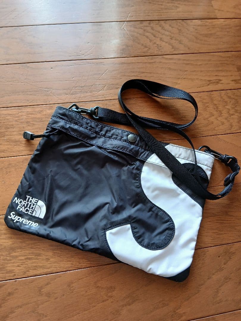 もも♡　THE NORTH FACE Supreme ショルダーバッグ
