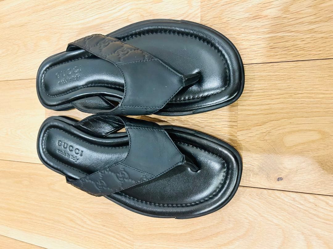 GUCCI ブラックレザーサンダル トングスタイル