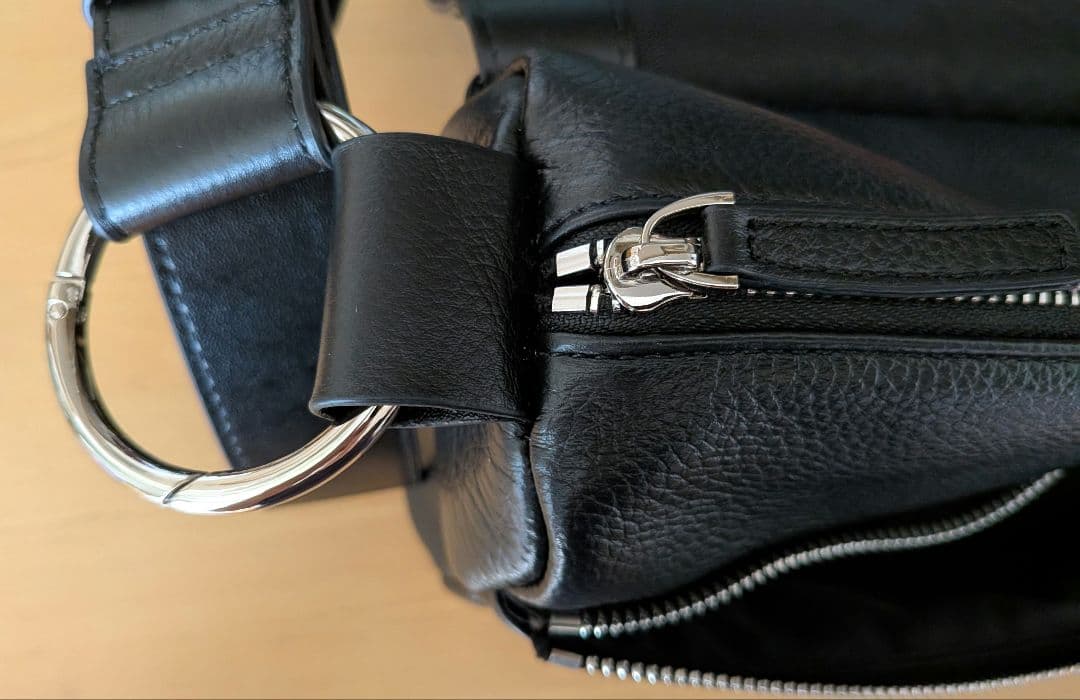 BEARDSLEY ビアズリー　レザーボディバッグ　ブラック