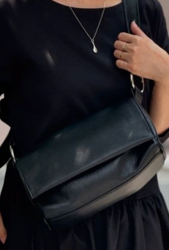 BEARDSLEY ビアズリー　レザーボディバッグ　ブラック