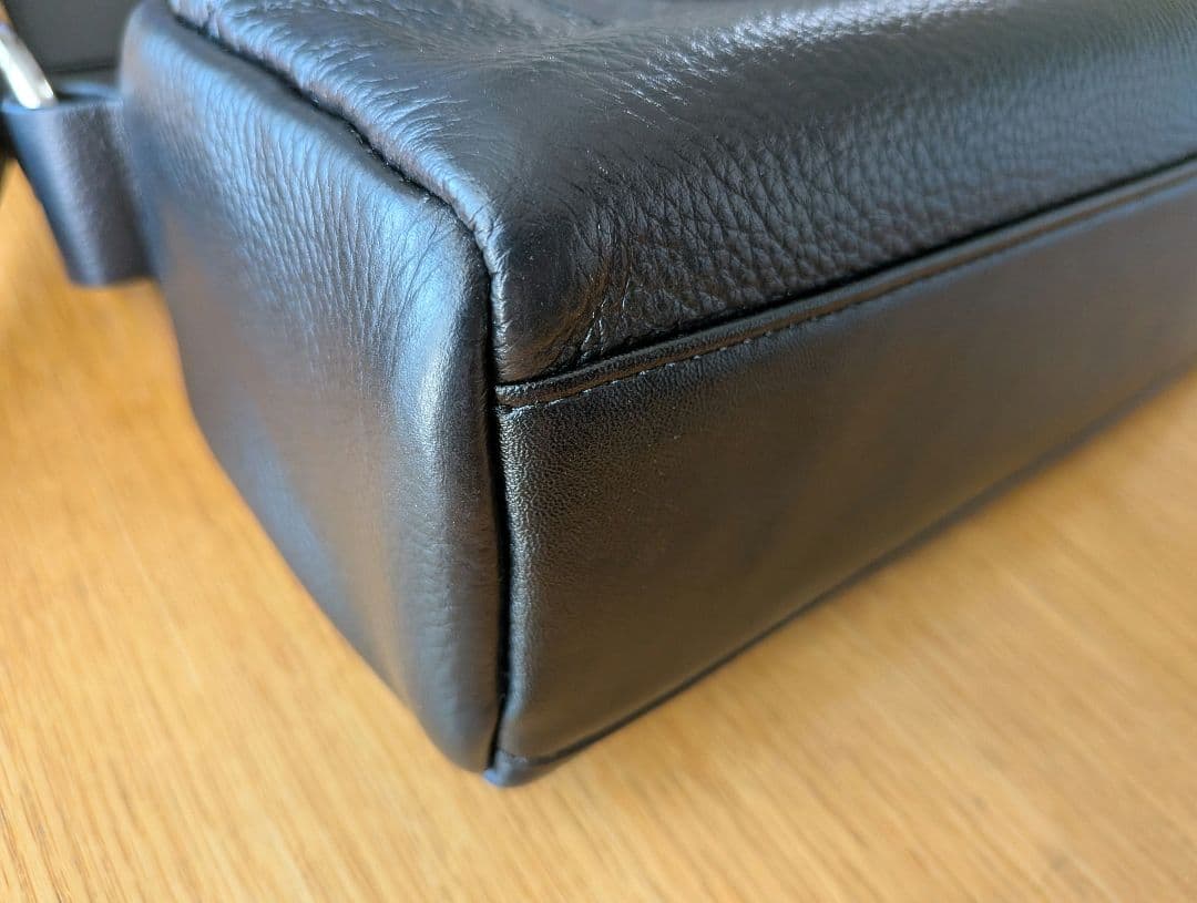 BEARDSLEY ビアズリー　レザーボディバッグ　ブラック