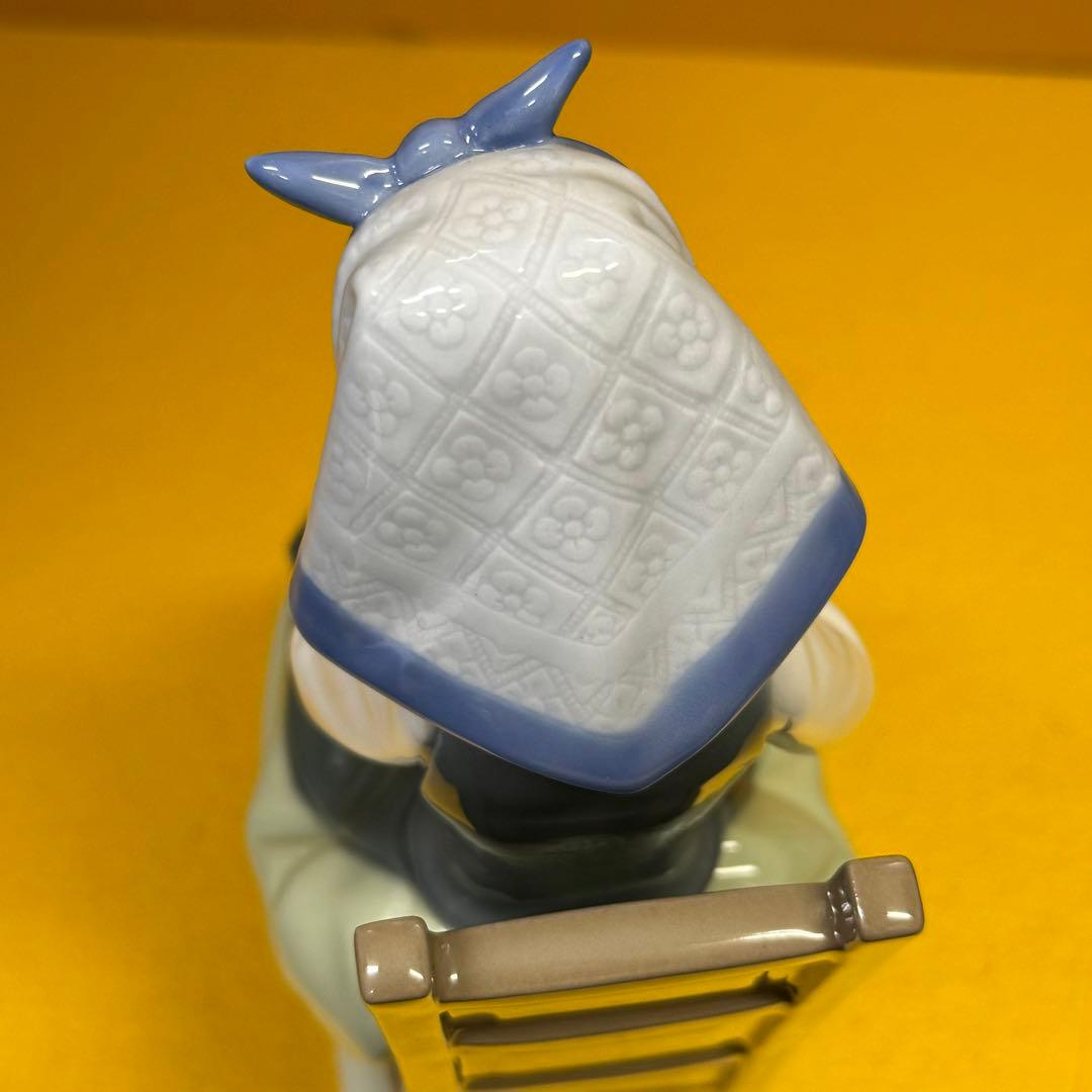 【希少・廃盤】リヤドロ LLADRO 椅子に座る少女　カケ・割れなし
