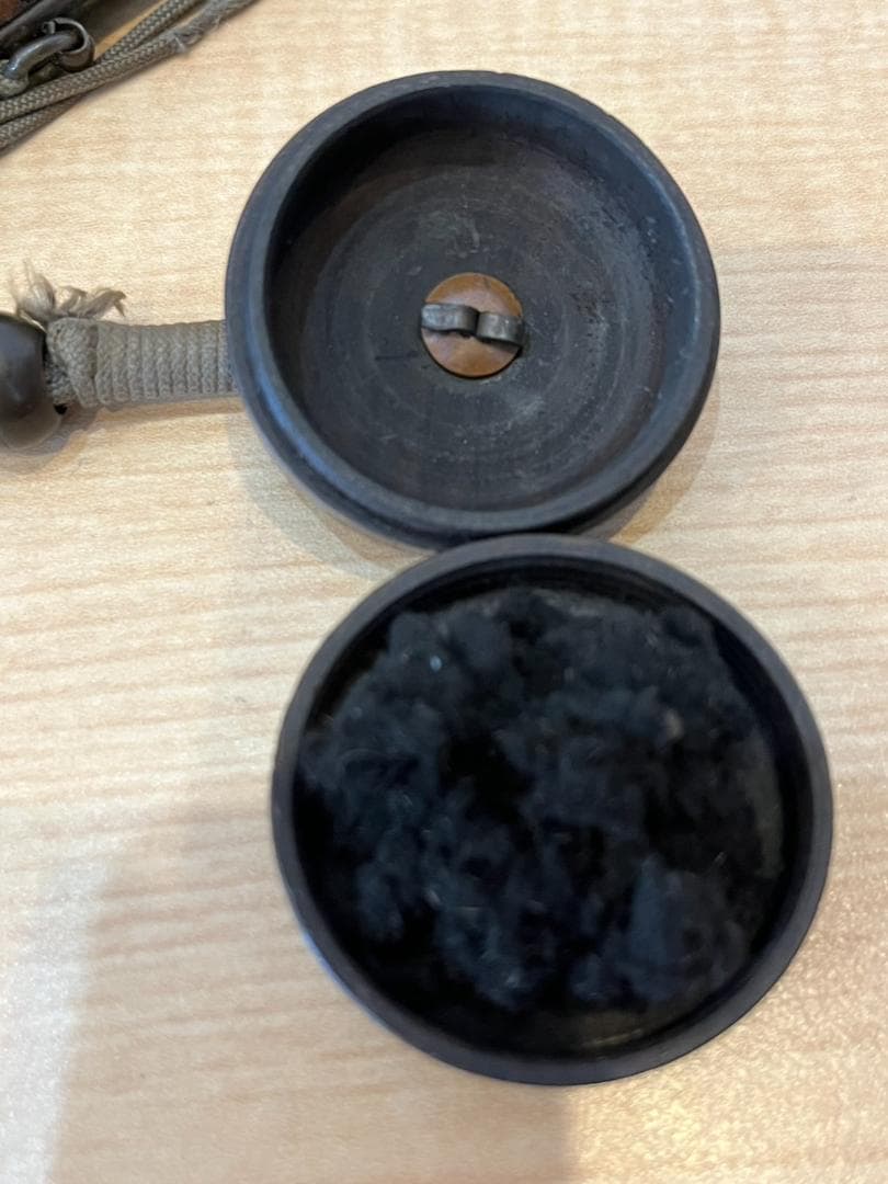 【骨董】【希少】印伝　煙草入れ（刻み煙草入り）、煙管入れ、火付け入れの３点セット