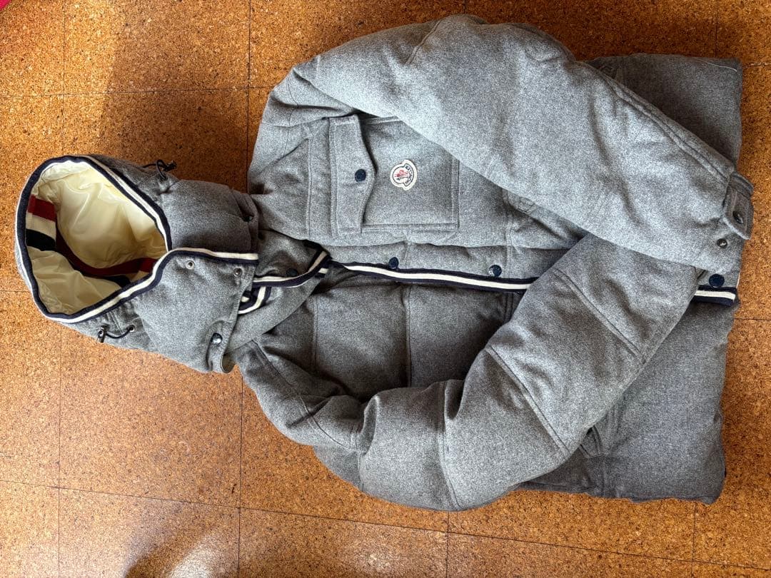 モンクレールグレー フード付きダウンジャケット