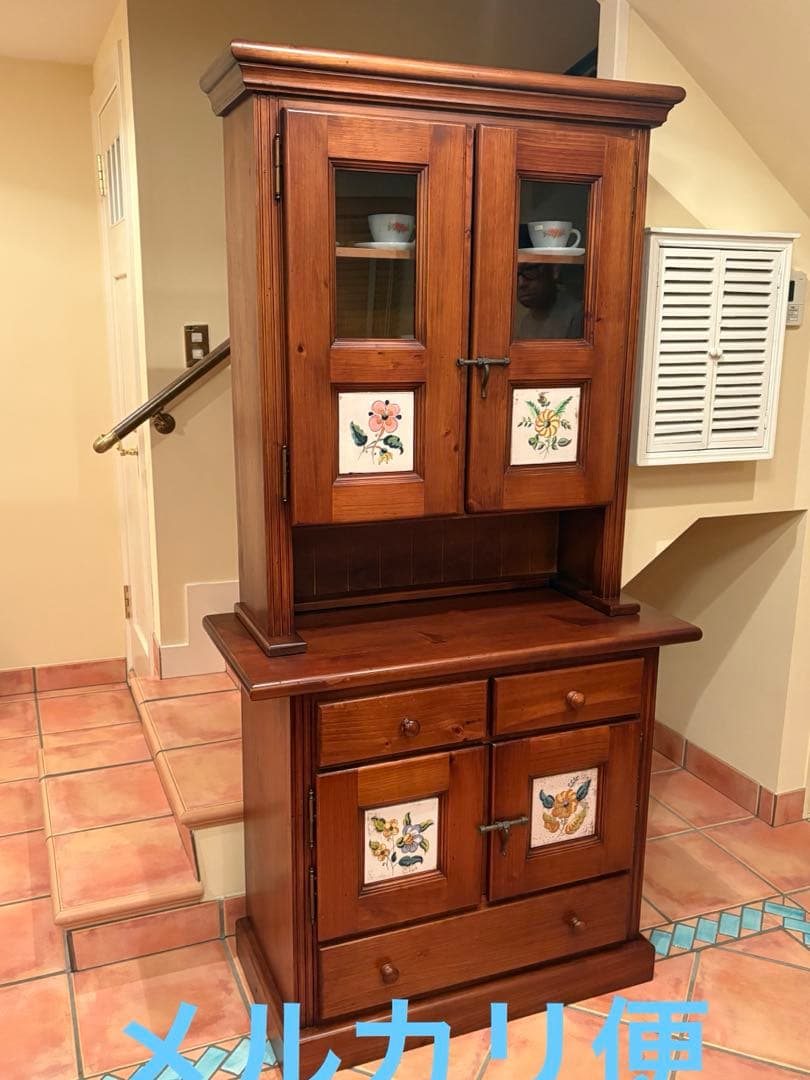 アクタス取扱　スペイン　タイル　棚　ディスプレイ棚　食器棚