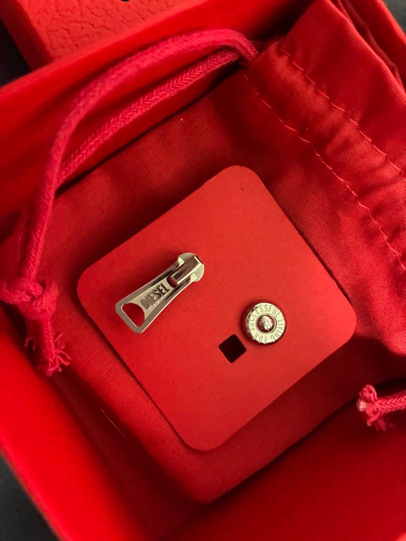 DIESEL ジッパー型ピアス シルバー