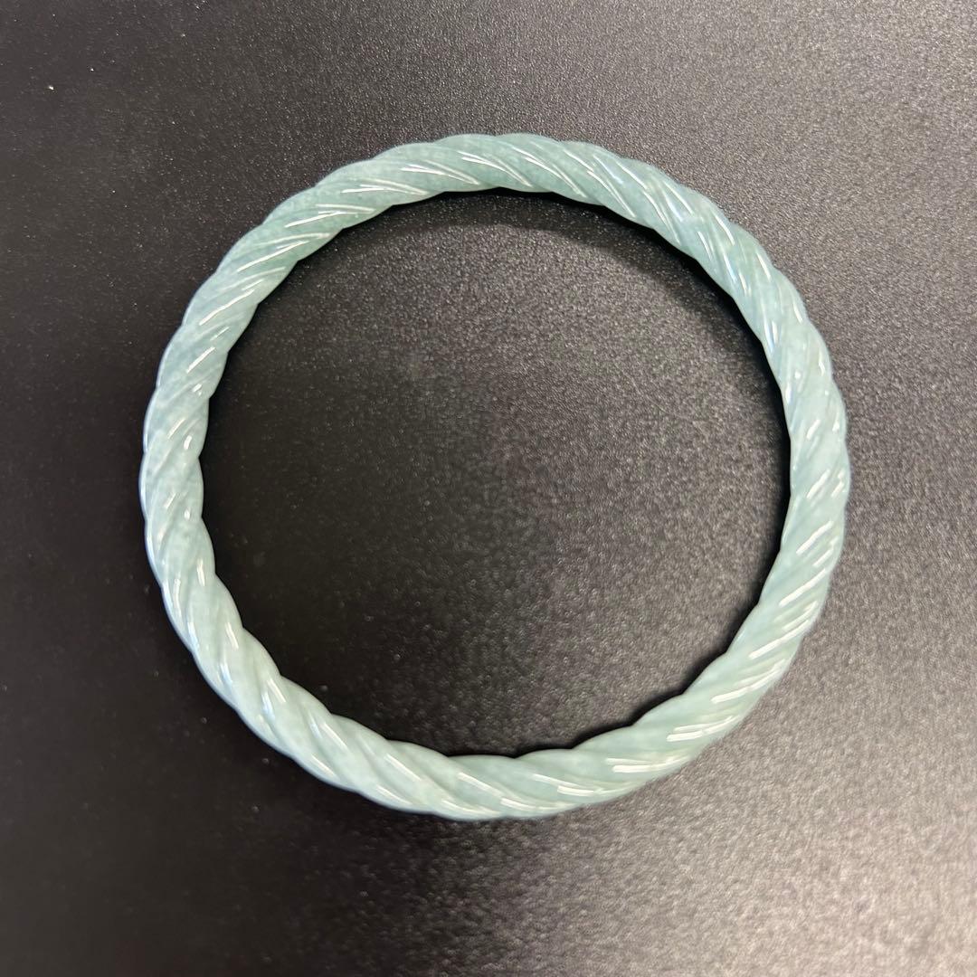 本翡翠ブレスレット　バングル　グァテマラ産　ねじねじ　みずみずしい　高品質