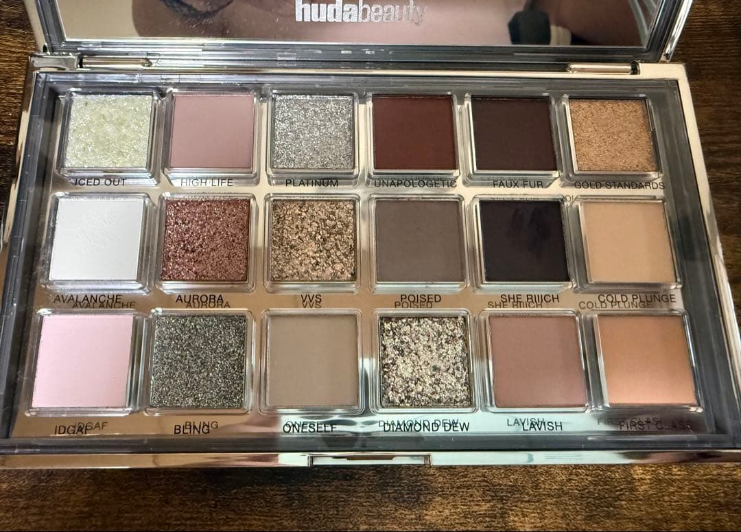 HUDA BEAUTY Ice Nude アイシャドウパレット