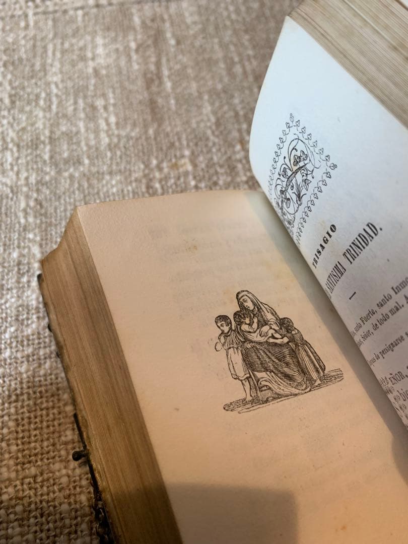 フランス製　アンティーク　レアな鞄型の手で持つ聖書！周りが貝細工で見事です！