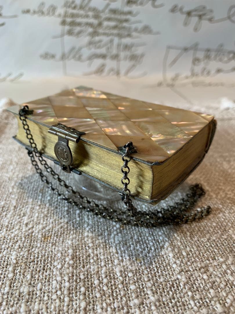 フランス製　アンティーク　レアな鞄型の手で持つ聖書！周りが貝細工で見事です！