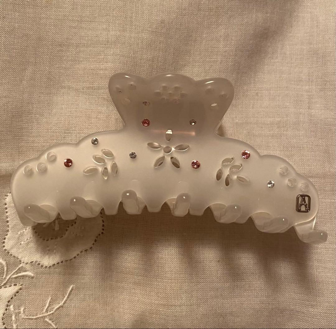 ホワイト花柄ヘアクリップ ストーン付き