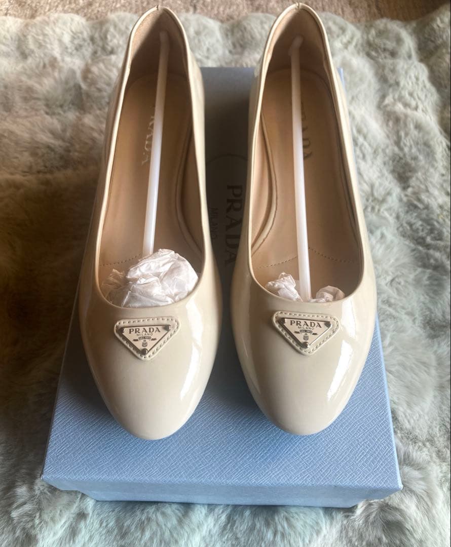 PRADAフラットシューズバレリーナエナメルバレエシューズクリーム色ミュウミュウ
