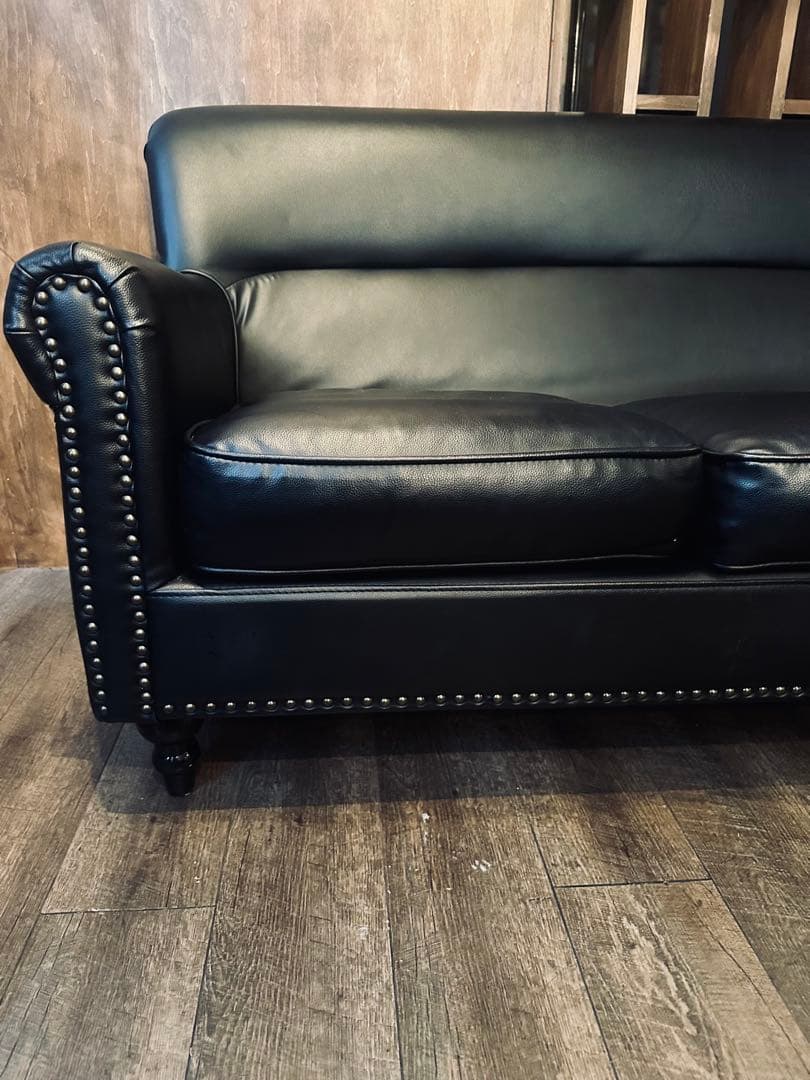 ブラックPUレザー 3人掛けソファ スタッズ付き VINCENT