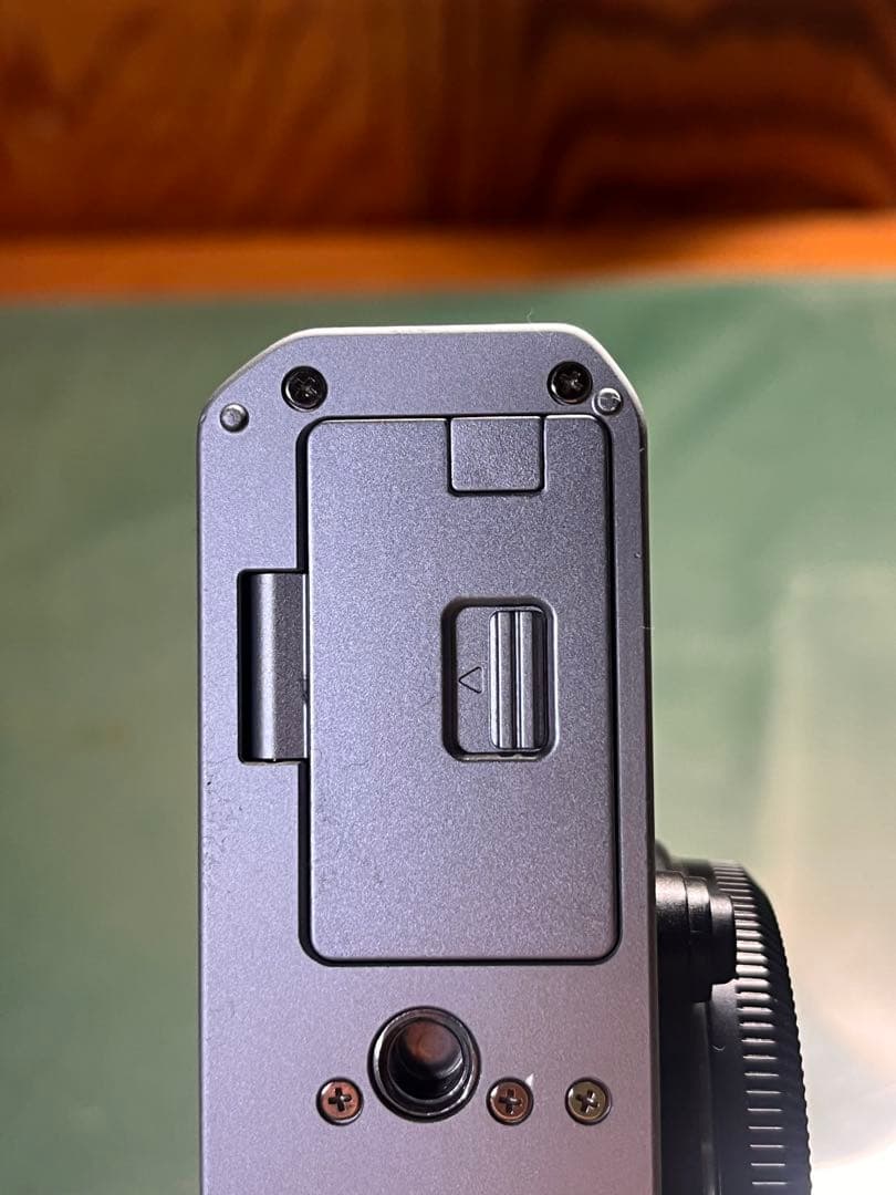 【値下げ中】Fujifilm X-E4 ミラーレスカメラ ボディ シルバー