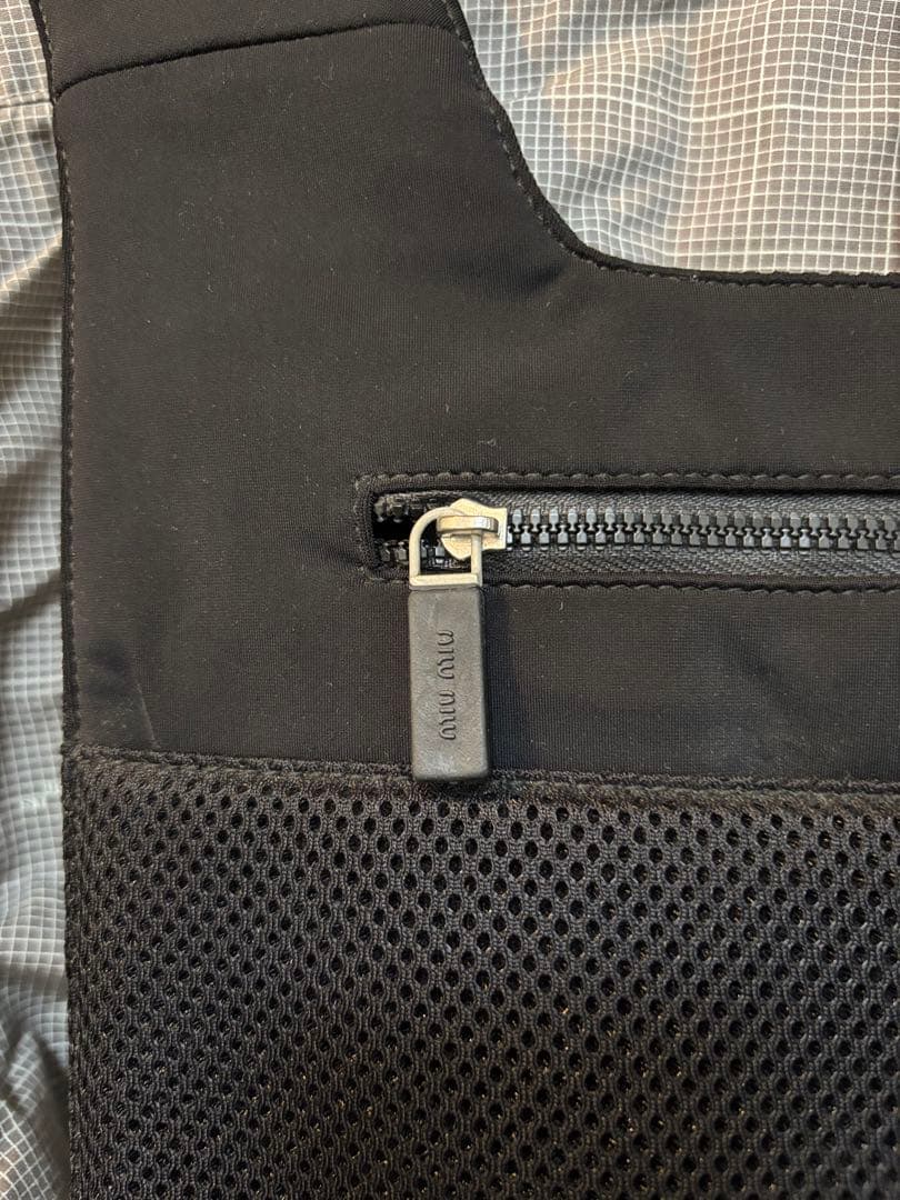 k*i様 OLDミュウミュウ・MIU MIU黒色ベスト型バッグ・2000年代購入