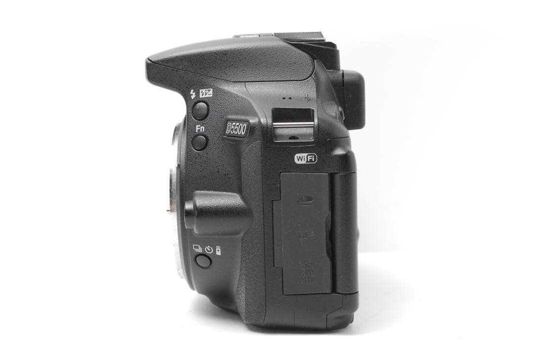 新品級ショット数　Nikon D5500　WiFI搭載　タッチパネル　スマホ転送