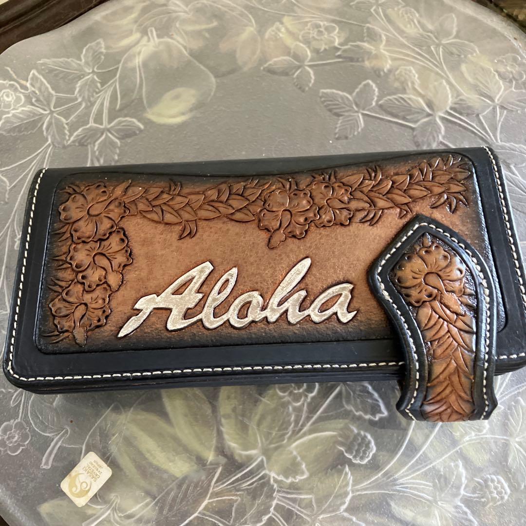 ハワイアン柄本革カービングの長財布