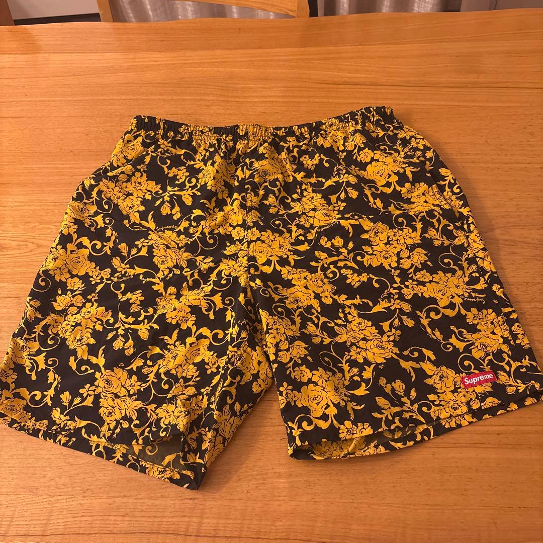 シュプリーム　ショートパンツ