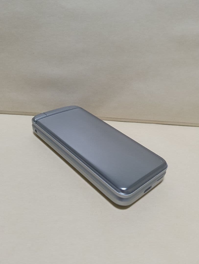 新品未使用電池パック付　DIGNOケータイ3　SIMロック解除済　シルバー　美品