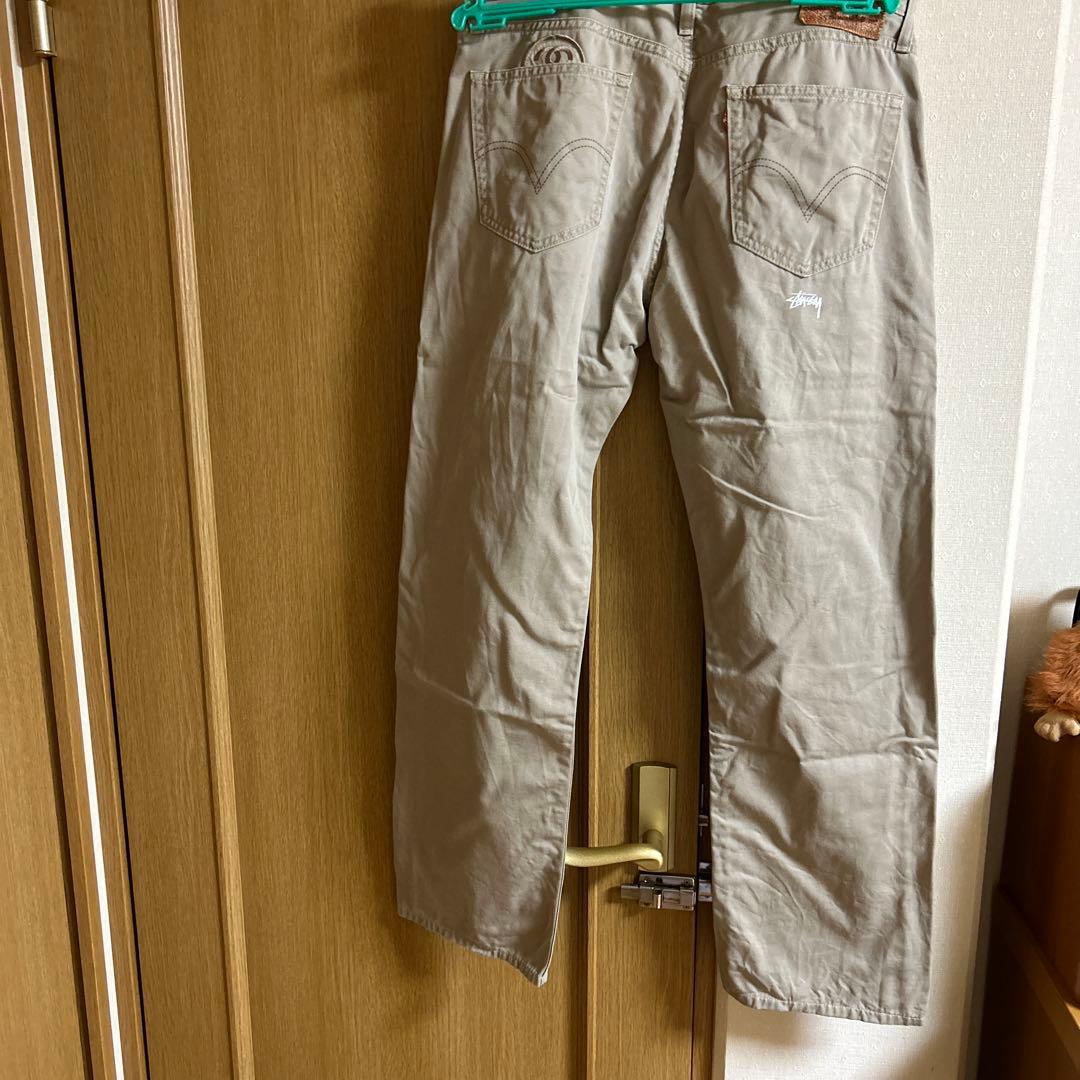 STUSSYとリーバイスのコラボチノパン