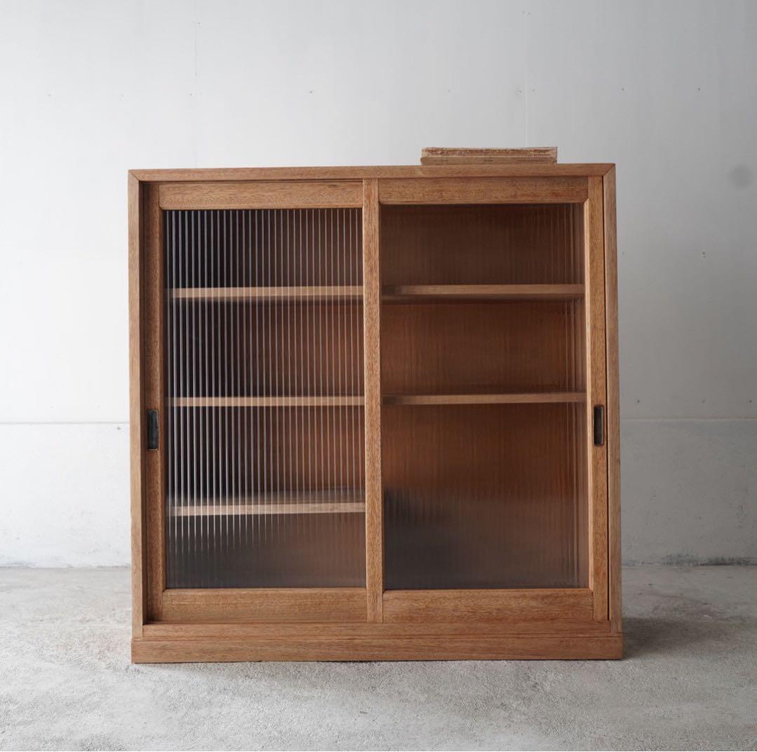 モールガラスのキャビネット