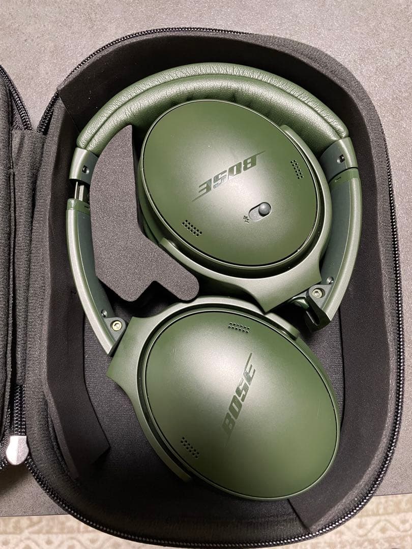 Bose quiet comfort headphonesグリーン　ハードケース