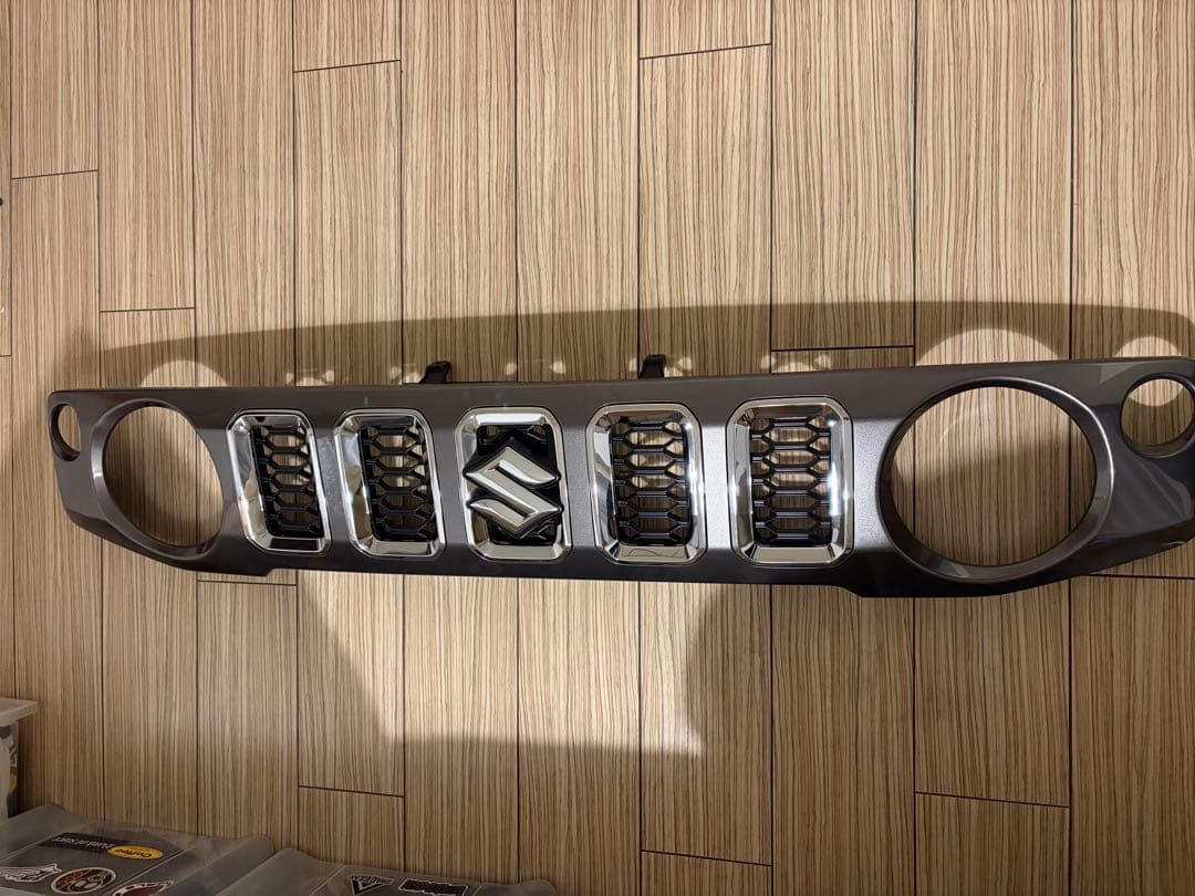 【未使用】スズキ ジムニーノマド　純正フロントグリル メッシュタイプ
