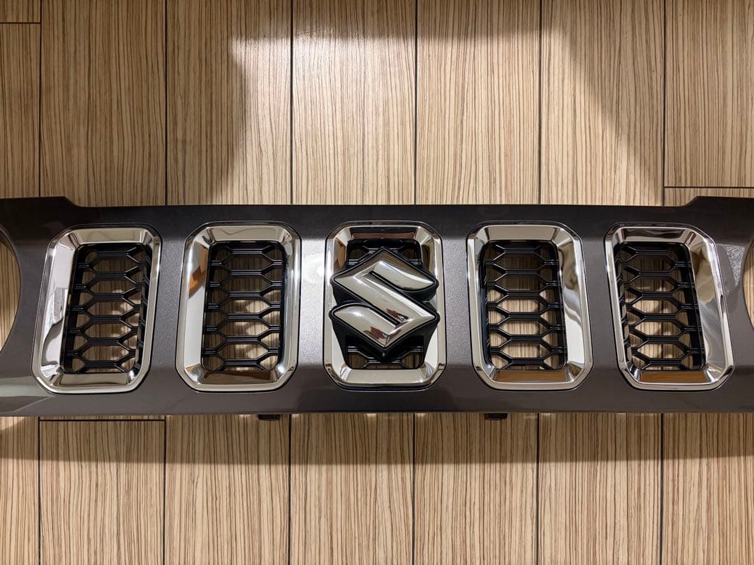 【未使用】スズキ ジムニーノマド　純正フロントグリル メッシュタイプ