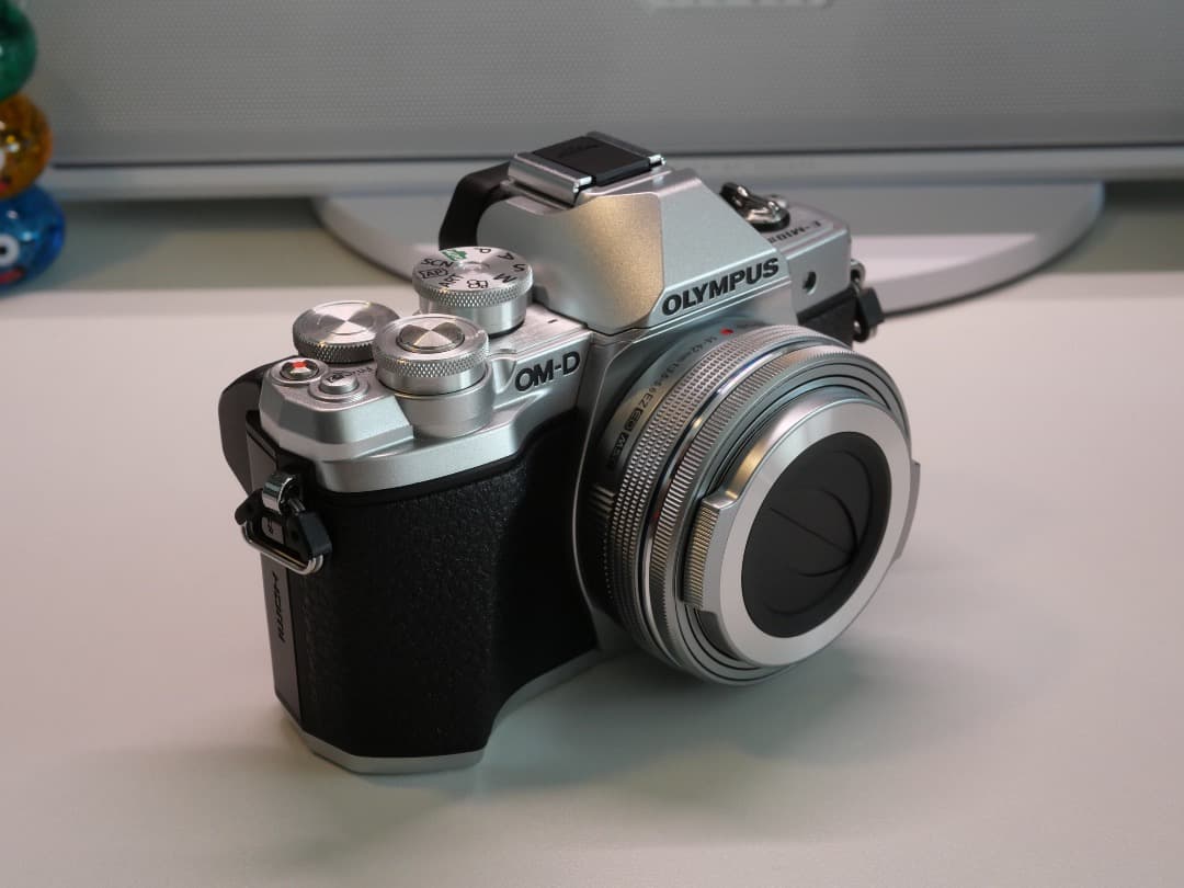 極美品／OLYMPUS OM-D E-M10 Mark III Wレンズキット