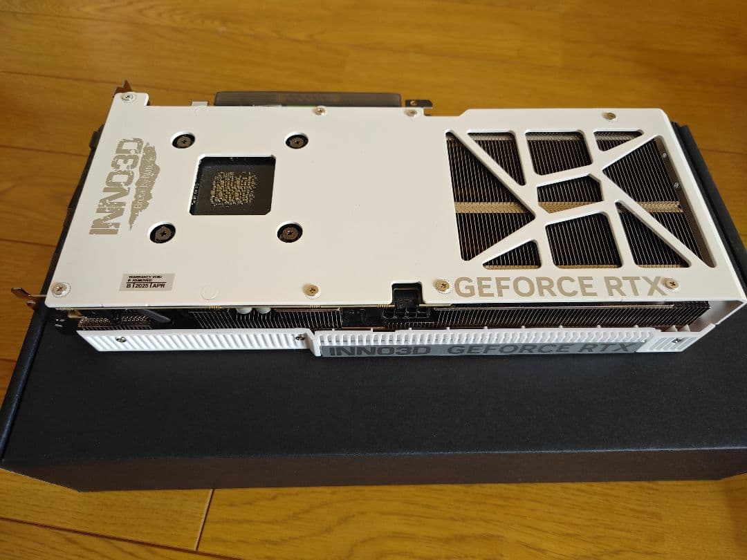 極美品 INNO3D GeForce RTX 5060 Ti 16GB ホワイト