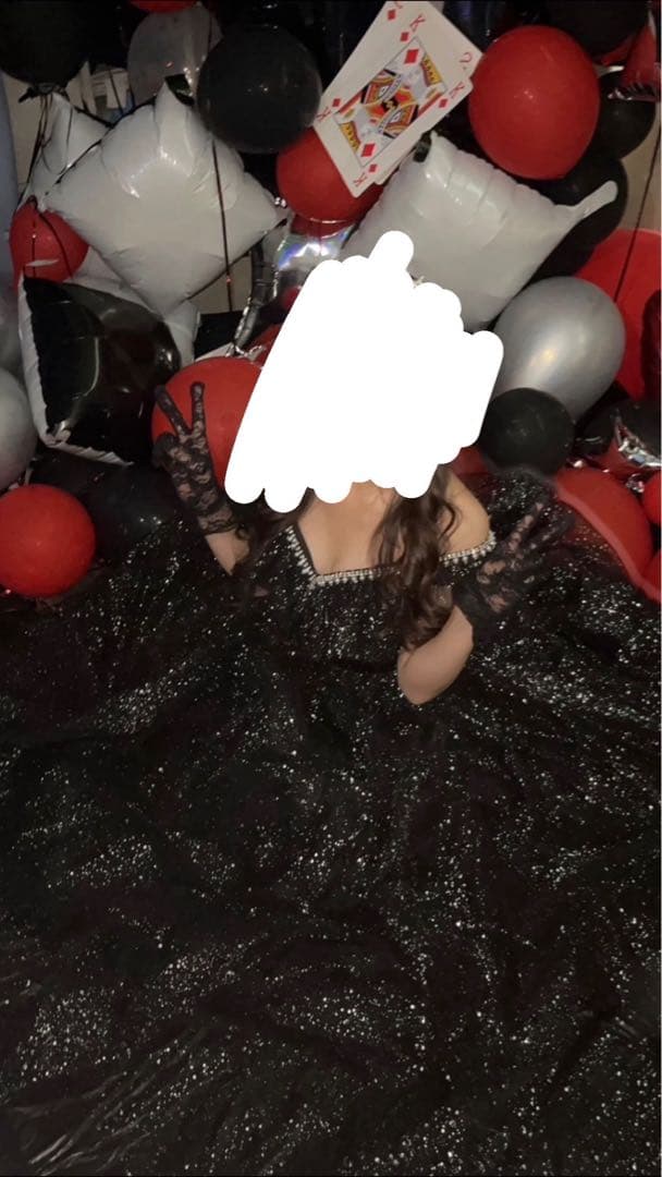 エレガントな黒のグリッタードレス