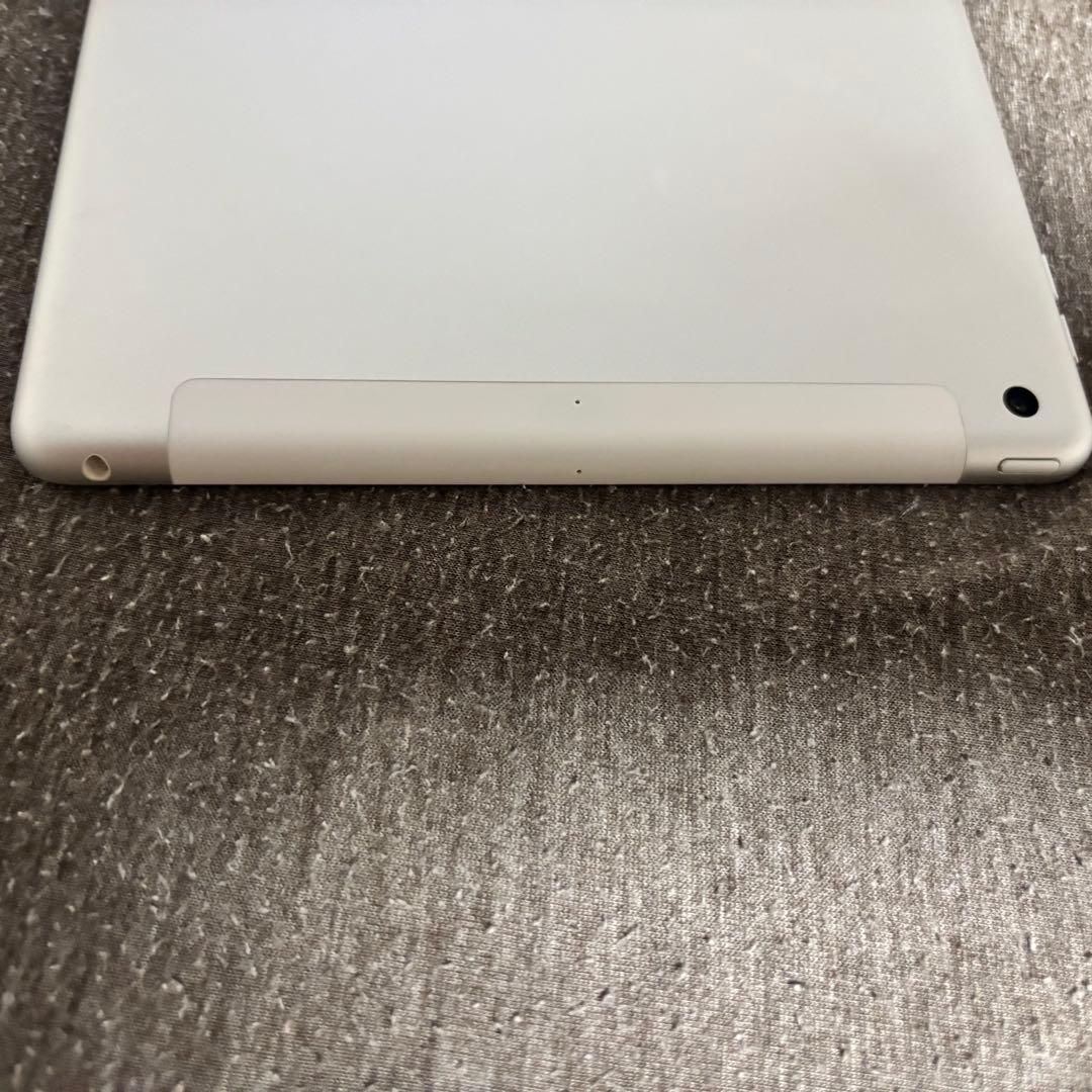 iPad 第7世代 128GB セルラーモデル SIMフリーキーボード付き