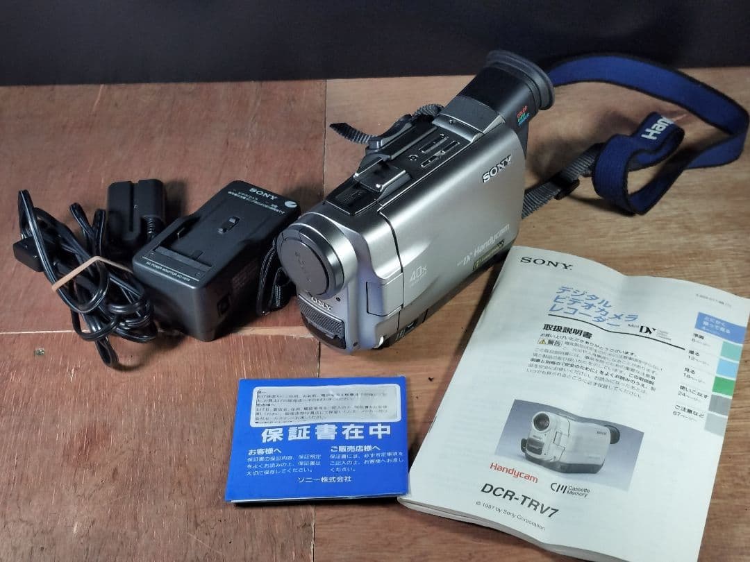 Sony ビデオカメラバッテリー、充電器、取説付き DCR-TRV7