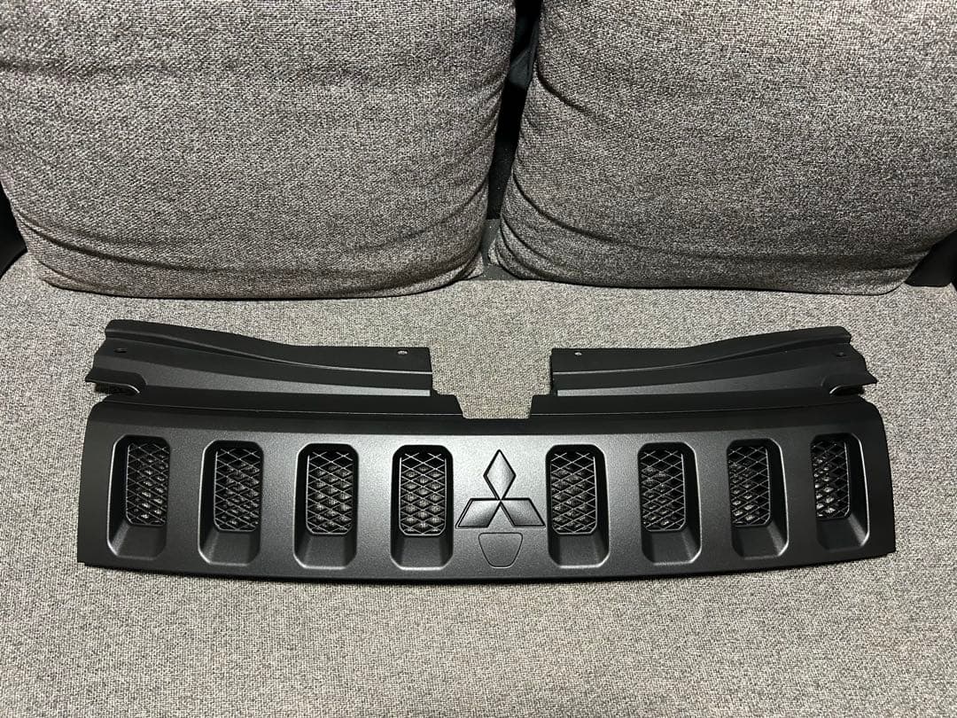 デリカＤ５‼️フロントグリル　送料込み‼️ラバーチッピング塗装