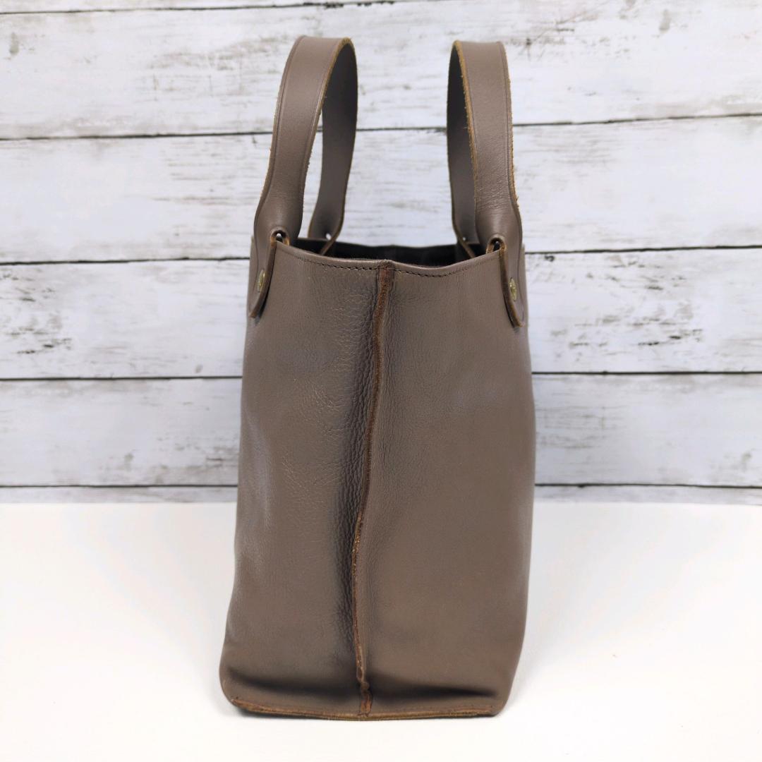 イルビゾンテ　ハンドバッグ　トートバッグ　レザー　グレージュ　ロゴ型押し