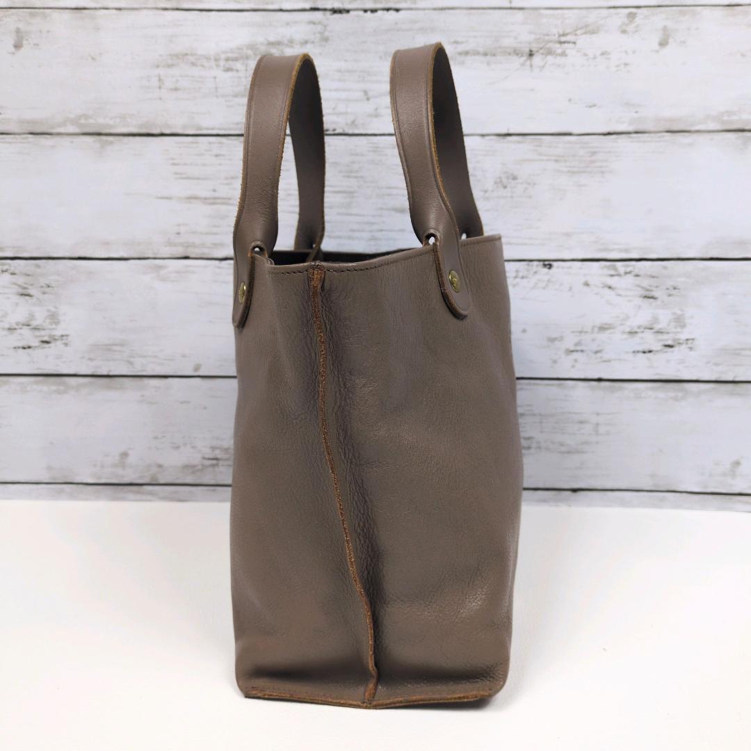 イルビゾンテ　ハンドバッグ　トートバッグ　レザー　グレージュ　ロゴ型押し
