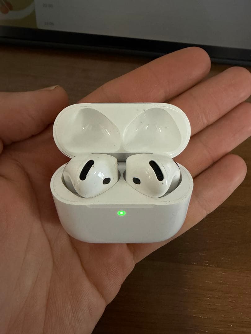 むーすけ様　AirPods 4 本体 ホワイト