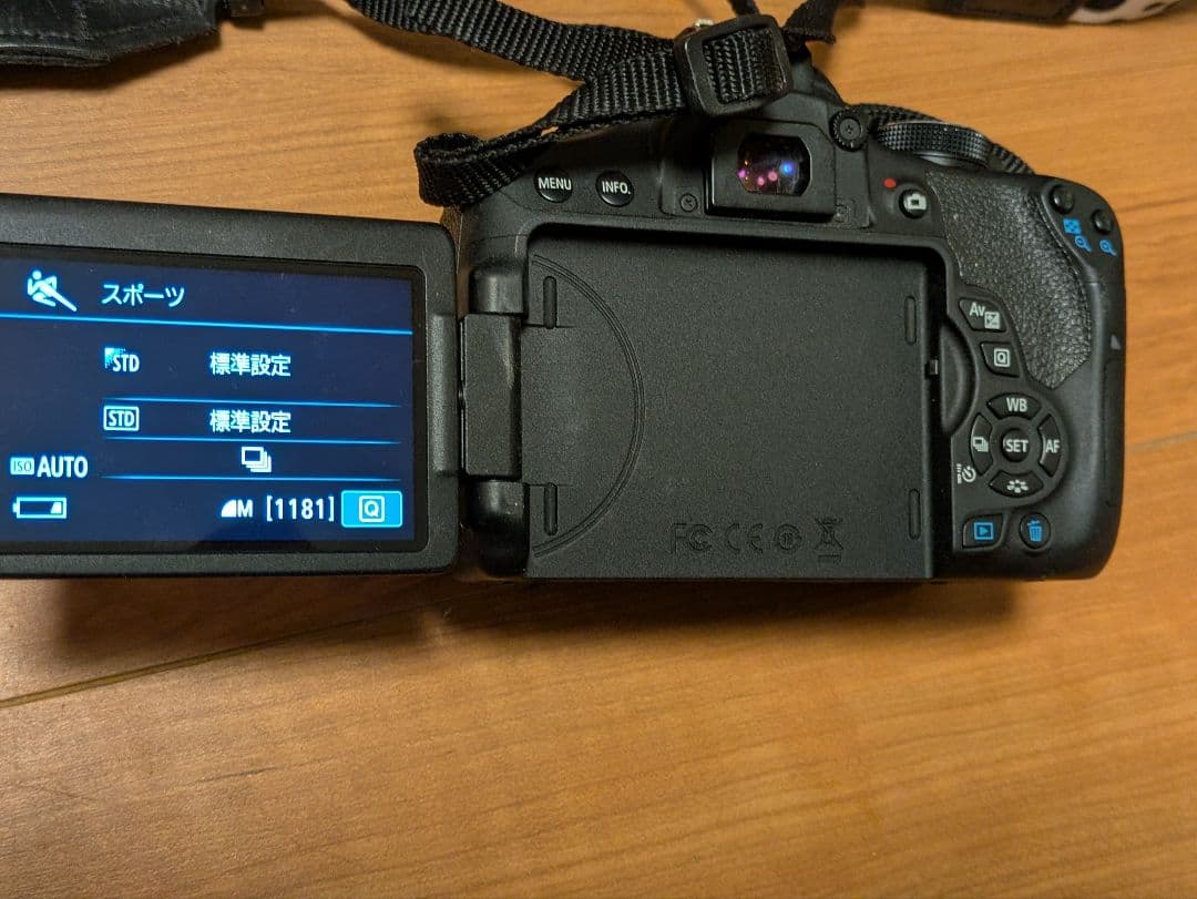 ジャンク Canon EOS Kiss X8i デジタル一眼レフ