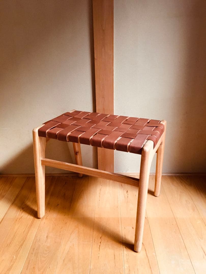 革と木のスツール