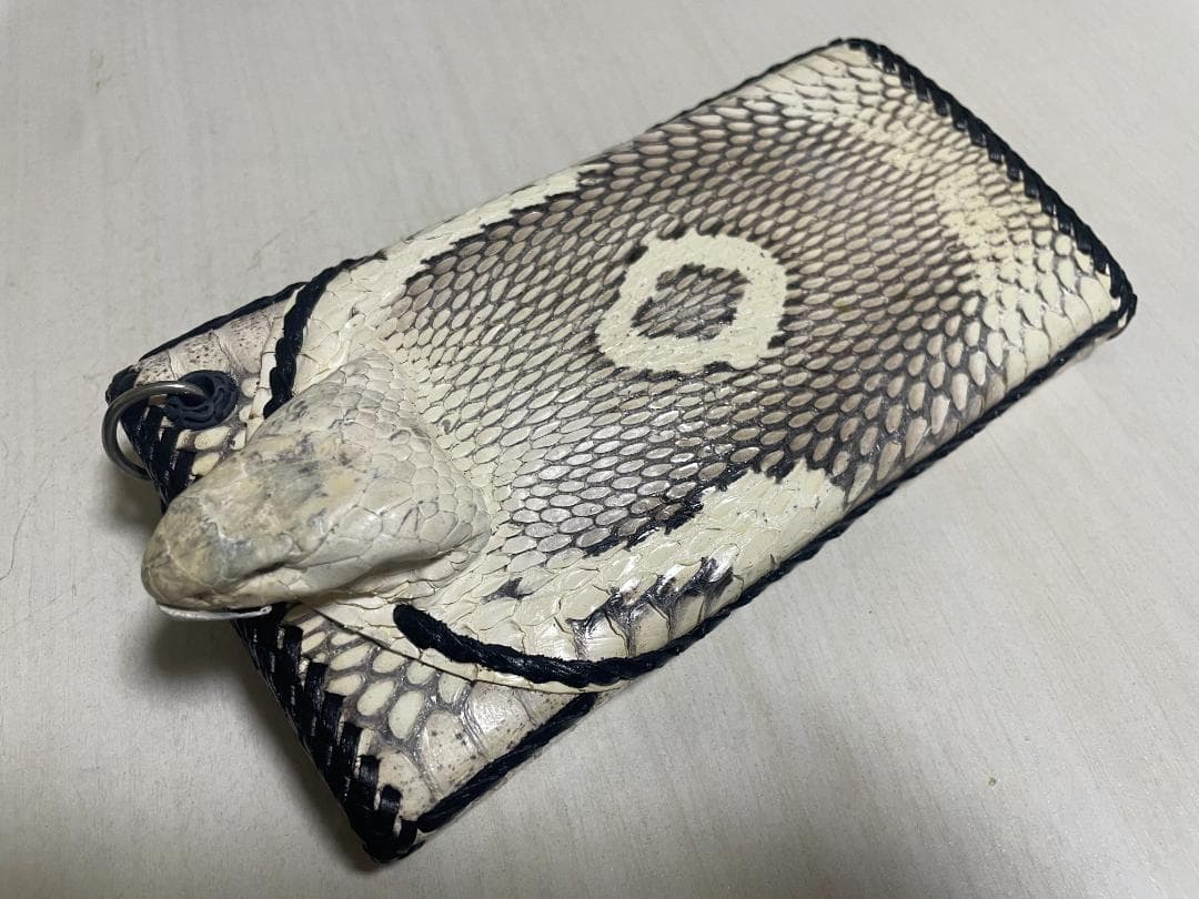 ☆コブラの頭が際立つ！ヘビ革の長財布(希少：未使用)