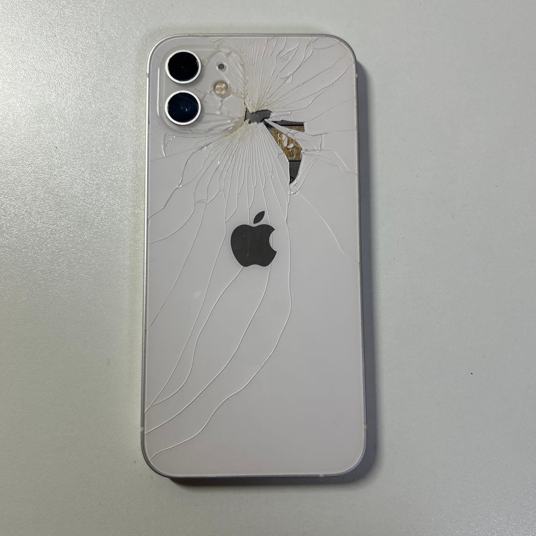 iPhone12 白 背面割れ
