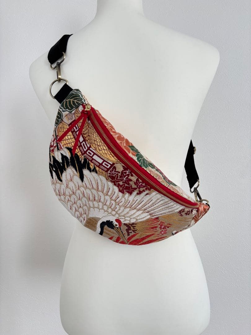 帯リメイク・鶴のボディバッグ　スリングバッグ
